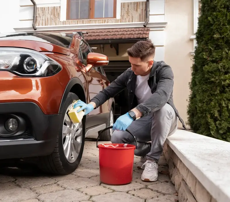 Lavage auto à domicile Celon : professionnel intervenant sur un véhicule